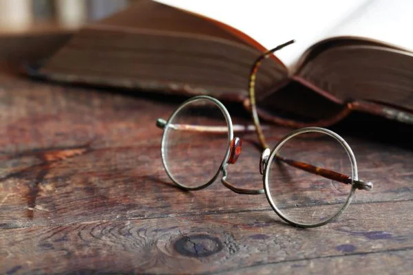 تاریخچه پیدایش و تکامل عینک؛ از دوران باستان تا عینکهای هوشمند امروز