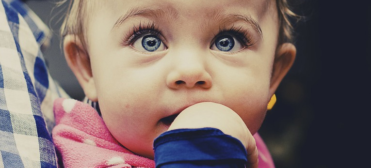 تنبلی چشم (آمبلیوپیا) در کودکان: علائم، علتها و راهکارهای درمان برای والدین