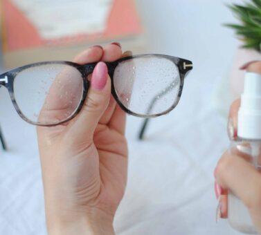 تمیز کردن عینک بدون خط و خش | راهنمای کامل شستشو و نگهداری عینک همیشه تمیز