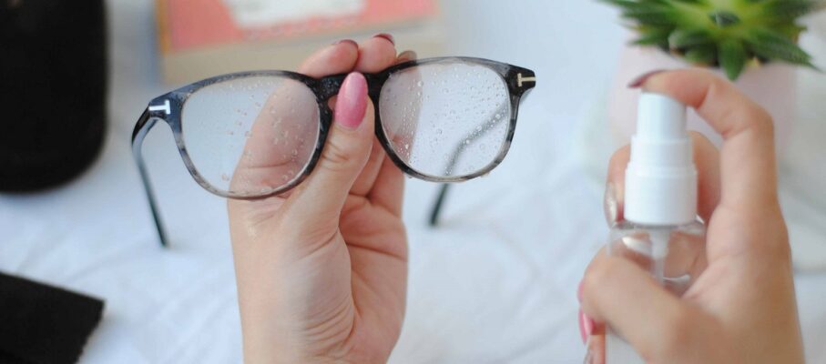 تمیز کردن عینک بدون خط و خش | راهنمای کامل شستشو و نگهداری عینک همیشه تمیز