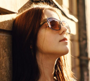 🕶️ عینک UV400 چیست؟ هر آنچه باید درباره محافظت ۱۰۰% از چشم بدانید!