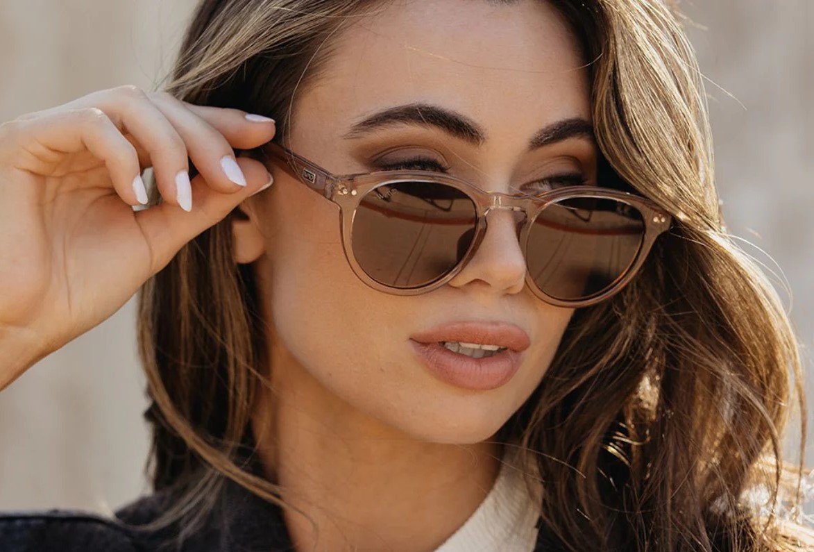 راهنمای کامل انتخاب عینک آفتابی استاندارد برای سلامت چشم (UV400، پلاریزه یا فتوکرومیک؟)