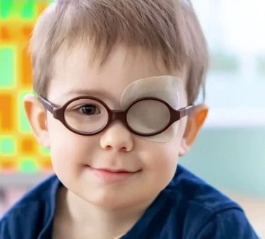 چگونه کودک را به استفاده از عینک ترغیب کنیم؟ ۱۰ راهکار عملی و اثبات‌شده