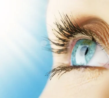 ۱۵ باور غلط درباره چشم‌ها + حقیقت علمی: نور آبی، عینک و UV