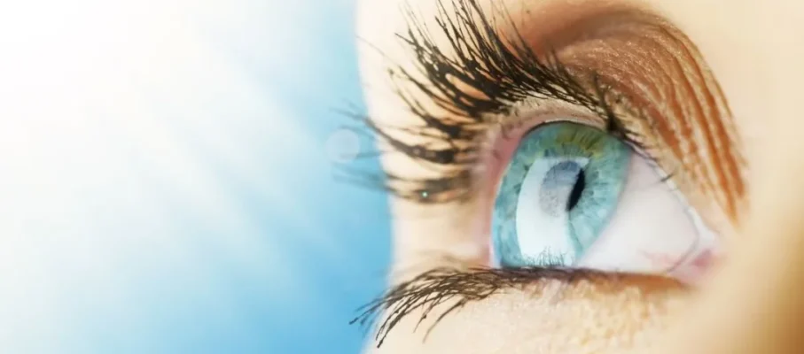 ۱۵ باور غلط درباره چشم‌ها + حقیقت علمی: نور آبی، عینک و UV
