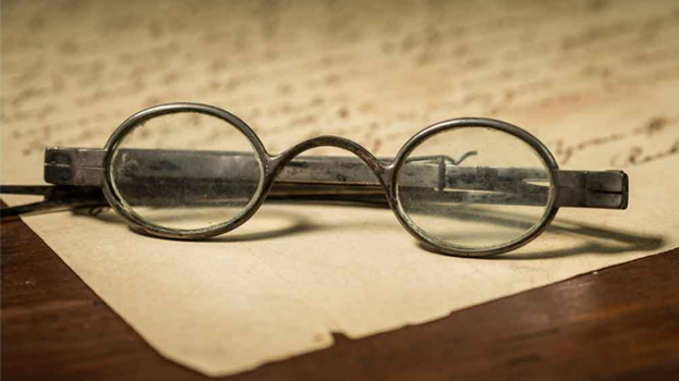 تاریخچه پیدایش و تکامل عینک؛ از دوران باستان تا عینکهای هوشمند امروز