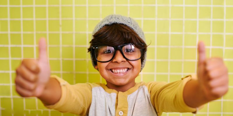 راهنمای کامل انتخاب عینک ایمن و مناسب برای کودکان
