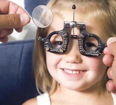 راهنمای کامل انتخاب عینک ایمن و مناسب برای کودکان