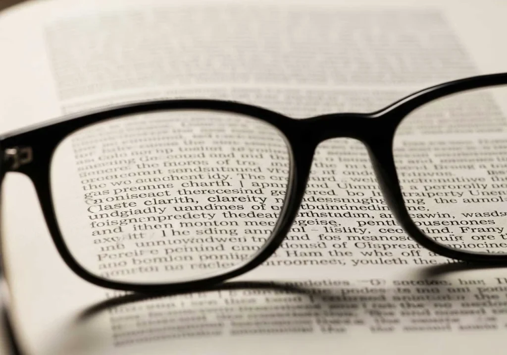 ۱۵ باور غلط درباره چشم‌ها + حقیقت علمی: نور آبی، عینک و UV