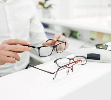 اشتباهات رایج در انتخاب عینک (طبی و آفتابی) و راه‌های جلوگیری از آن‌ها