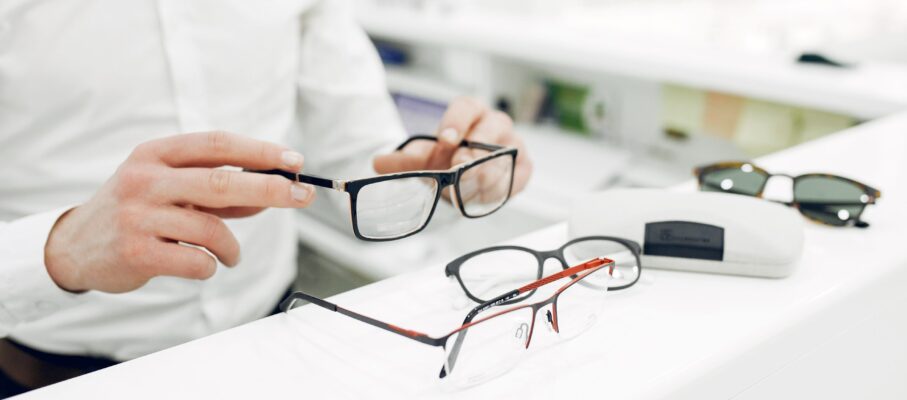 اشتباهات رایج در انتخاب عینک (طبی و آفتابی) و راه‌های جلوگیری از آن‌ها