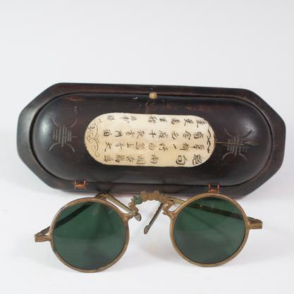 تاریخچه پیدایش و تکامل عینک؛ از دوران باستان تا عینکهای هوشمند امروز