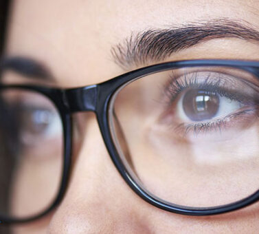 راهنمای انتخاب پوشش عدسی عینک طبی: آنتی‌رفلکس، ضدخش، آب‌گریز و کاربرد هرکدام