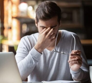 ۷ عادت مضر برای چشم‌ها و راه‌های پیشگیری (راهنمای علمی و عملی)