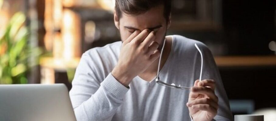 ۷ عادت مضر برای چشم‌ها و راه‌های پیشگیری (راهنمای علمی و عملی)