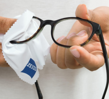 چگونه از عینک آفتابی خود مراقبت کنیم؟ راهنمای کامل نگهداری حرفه‌ای از عینک‌های آفتابی