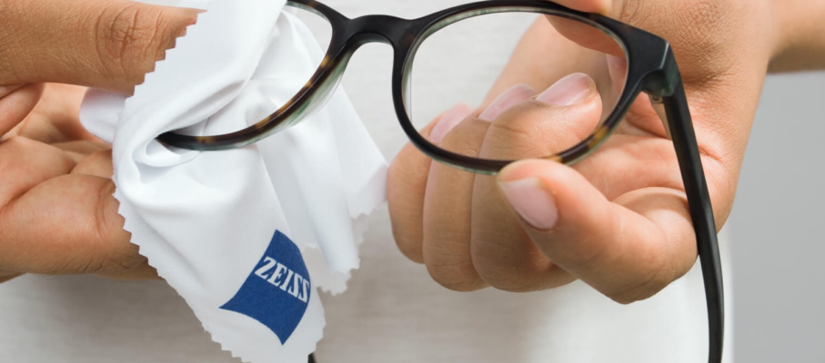 چگونه از عینک آفتابی خود مراقبت کنیم؟ راهنمای کامل نگهداری حرفه‌ای از عینک‌های آفتابی