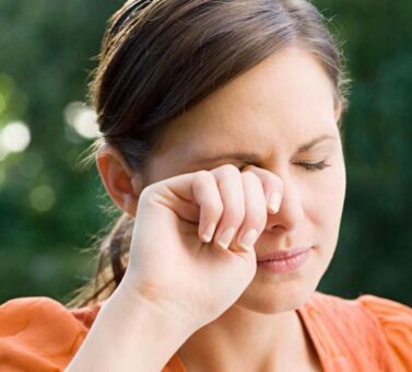 خارش چشم: علل، علائم و راهکارهای علمی برای درمان و پیشگیری