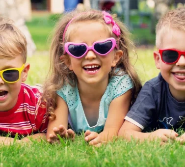 راهنمای کامل و جامع عینک زدن کودکان: علل، نشانه‌ها، درمان و راهکارهای تشویقی