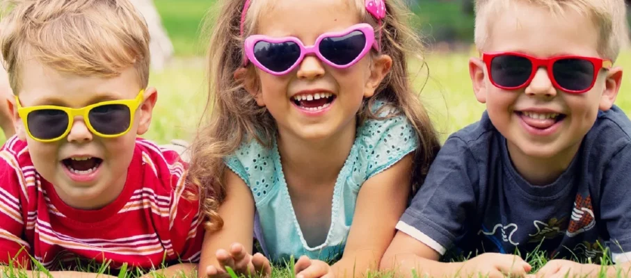 راهنمای کامل و جامع عینک زدن کودکان: علل، نشانه‌ها، درمان و راهکارهای تشویقی