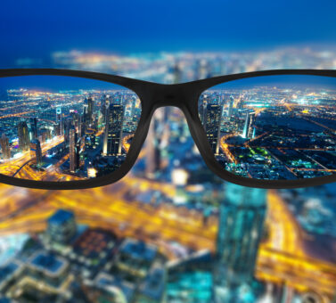 عینک تدریجی چیست؟ مزایا، انواع لنز پروگرسیو، نحوه استفاده و راهنمای انتخاب بهترین عینک