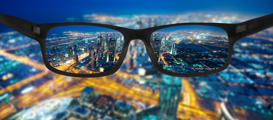 عینک تدریجی چیست؟ مزایا، انواع لنز پروگرسیو، نحوه استفاده و راهنمای انتخاب بهترین عینک