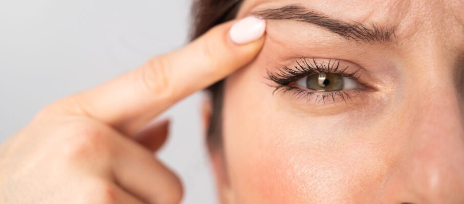 علت، علائم و درمان پرش پلک چشم (تیک عصبی چشم) | راهنمای علمی و جامع