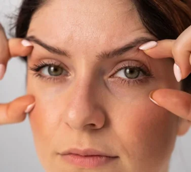 علت کوچک شدن یک چشم نسبت به دیگری چیست؟