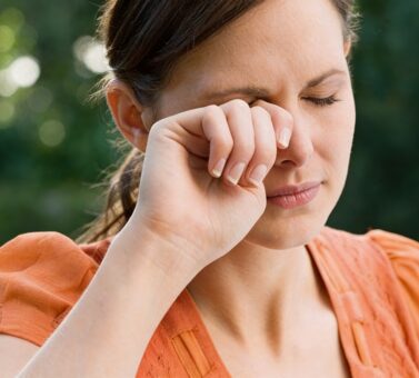 علت درد پشت چشم و بهترین روش‌های درمان آن