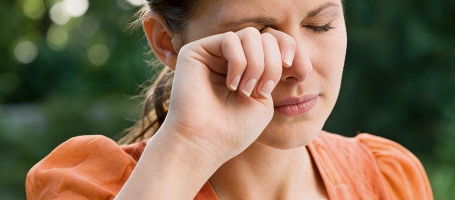 علت درد پشت چشم و بهترین روش‌های درمان آن